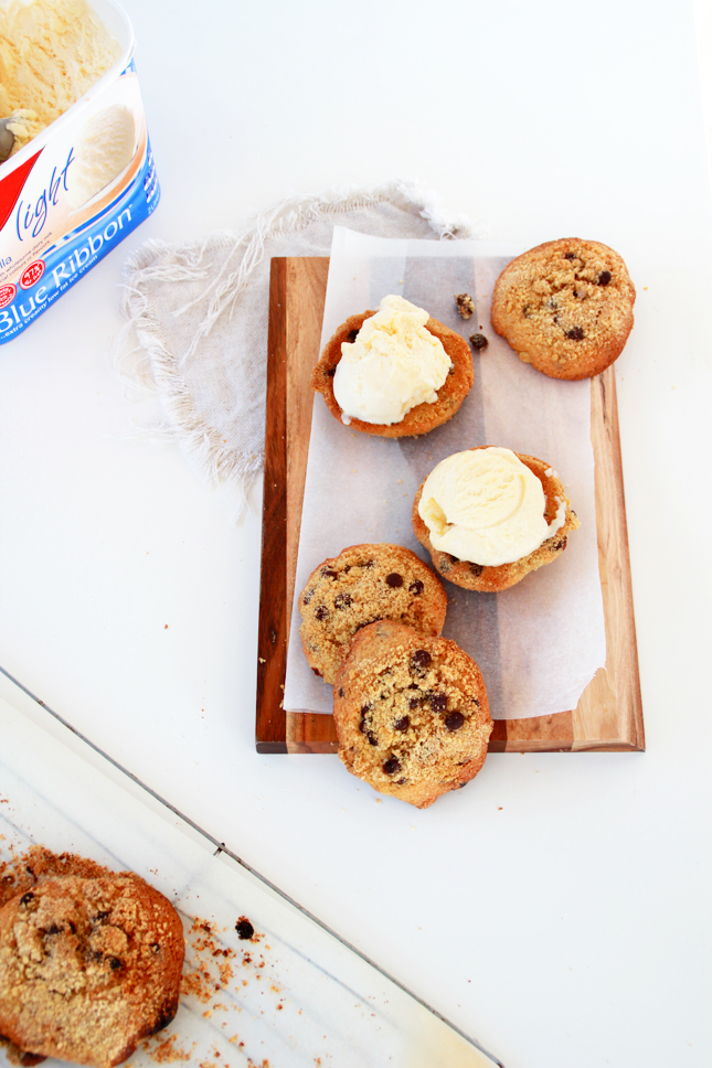 Chocolate Chip Crumb Cookie Ice Cream Sandwiches! WOW! | www.fishfishme.eu.com
