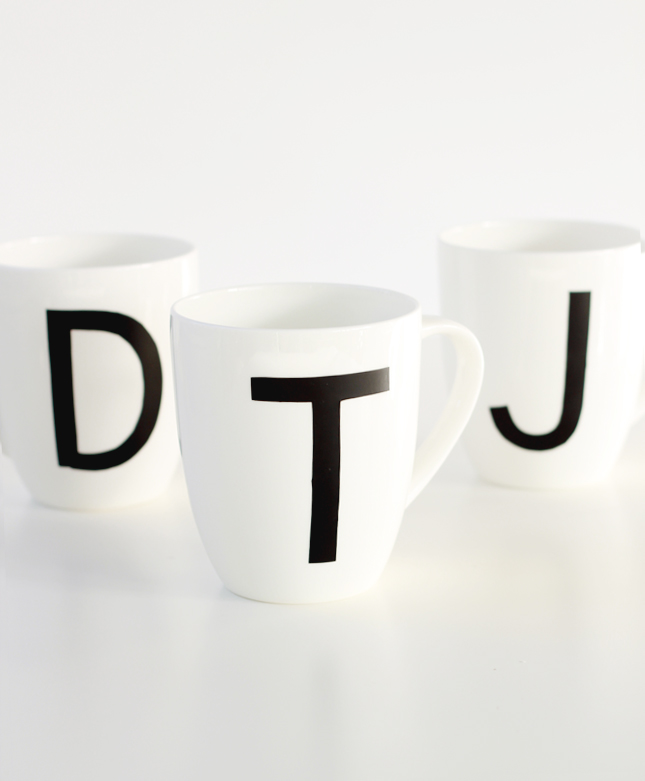Make your own Monogrammed Mugs (click for the full steps) | www.fishfishme.eu.com