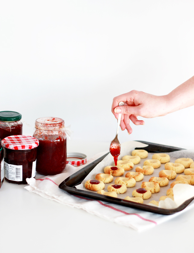 Thumbprint Cookies with Strawberry Jam | www.fishfishme.eu.com