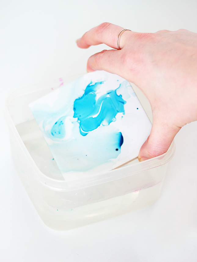 Make your own marbled watercolor coasters | fishfishme.eu.com