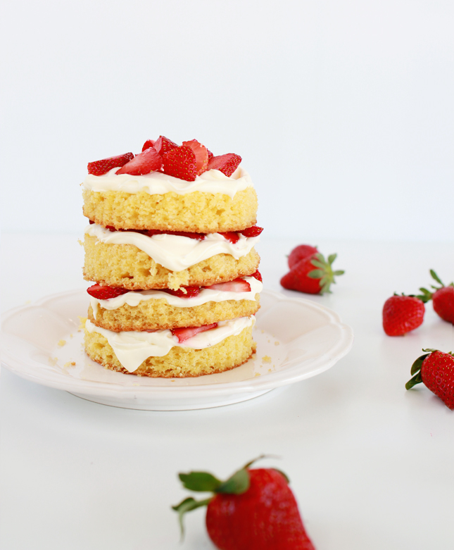 Strawberries and cream layer cake | www.fishfishme.eu.com