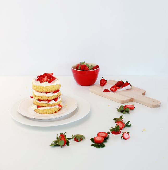 Strawberries and cream layer cake | www.fishfishme.eu.com