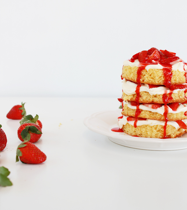 Strawberries and cream layer cake | www.fishfishme.eu.com