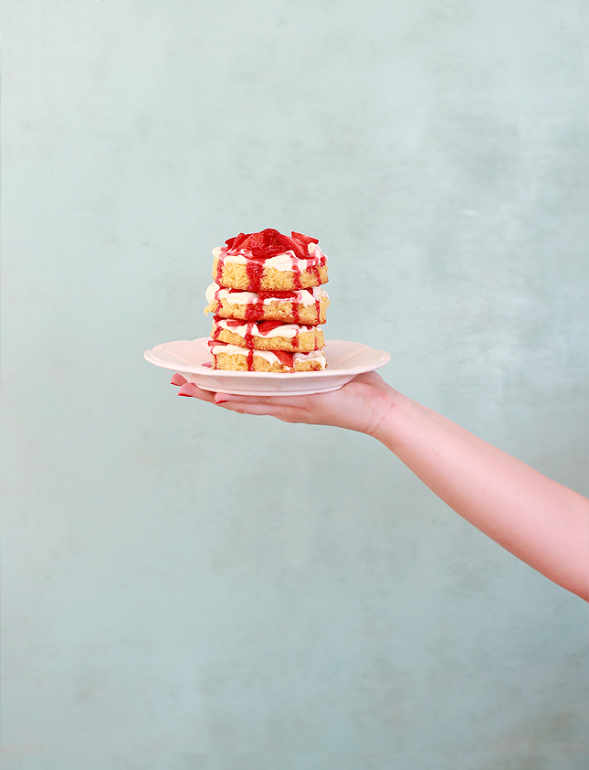Strawberries and cream layer cake | www.fishfishme.eu.com