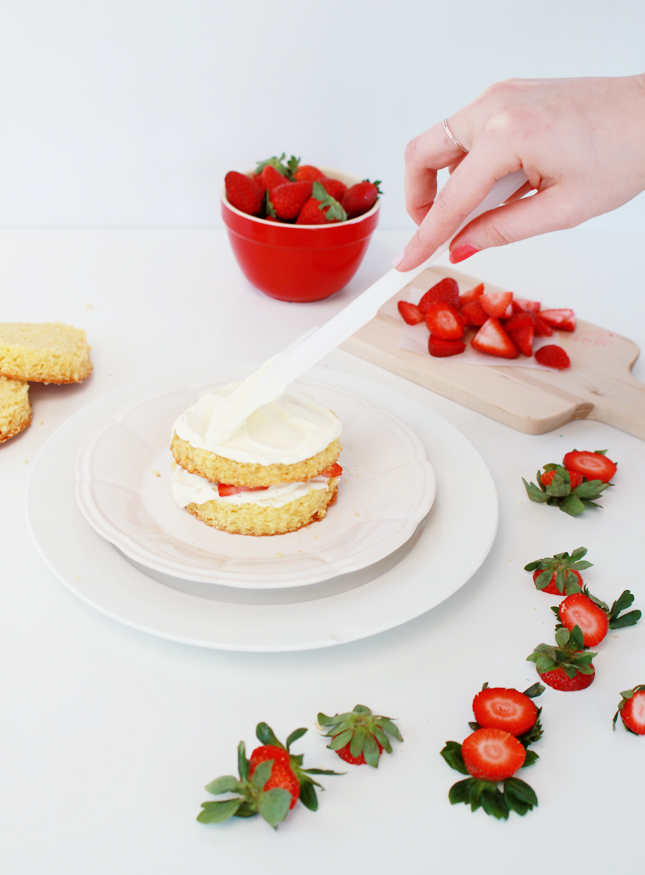 Strawberries and cream layer cake | www.fishfishme.eu.com
