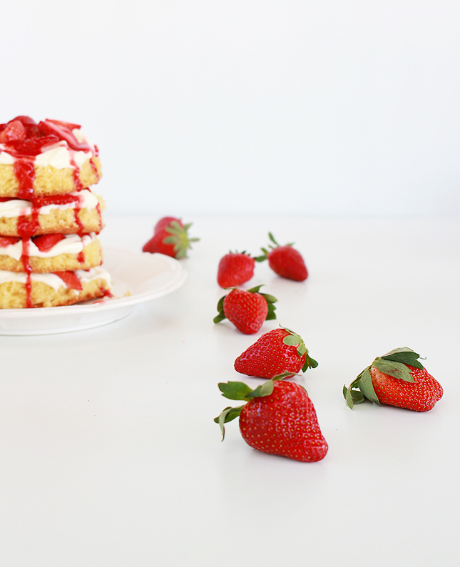 Strawberries and cream layer cake | www.fishfishme.eu.com