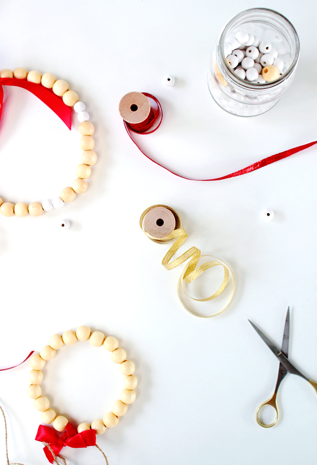 DIY Beaded Christmas Wreaths (click through for the easy steps!)