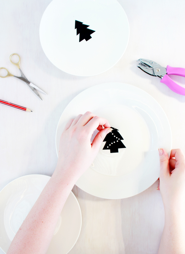 5 Minute Christmas Crafts: Makes these Christmas Tree Plate Decals (click through for the full tutorial)