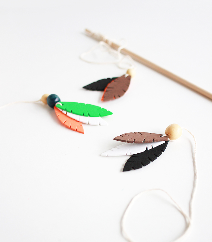 Entertain your feline friends: DIY Feathered Cat Toys | www.fishfishme.eu.com