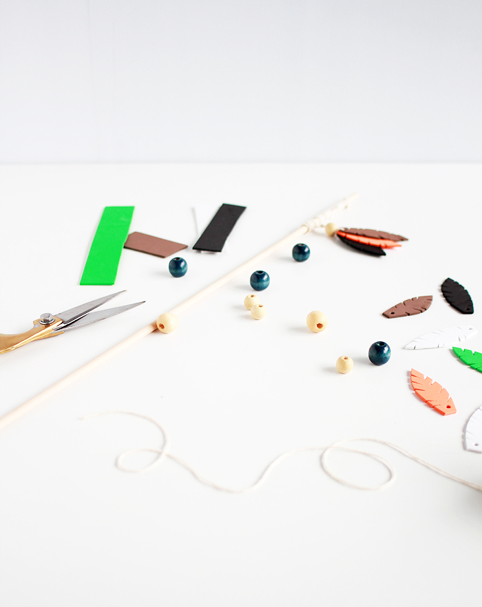Entertain your feline friends: DIY Feathered Cat Toys | www.fishfishme.eu.com